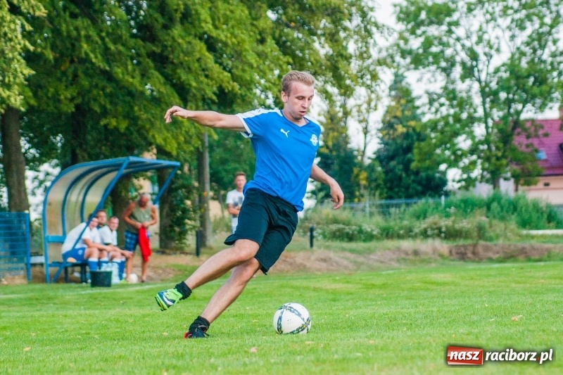 Zdjęcie w galerii na portalu naszraciborz.pl: Piłkarskie zmagania trampkarzy i seniorów, czyli sportowy festyn w Krzanowicach wiadomości z regionu