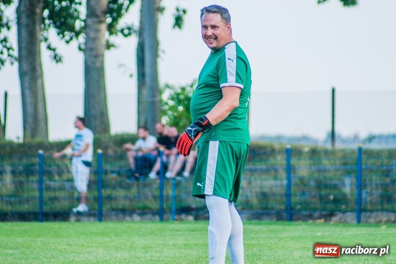 Zdjęcie w galerii na portalu naszraciborz.pl: Piłkarskie zmagania trampkarzy i seniorów, czyli sportowy festyn w Krzanowicach wiadomości z regionu