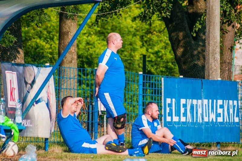 Zdjęcie w galerii na portalu naszraciborz.pl: Piłkarskie zmagania trampkarzy i seniorów, czyli sportowy festyn w Krzanowicach wiadomości z regionu