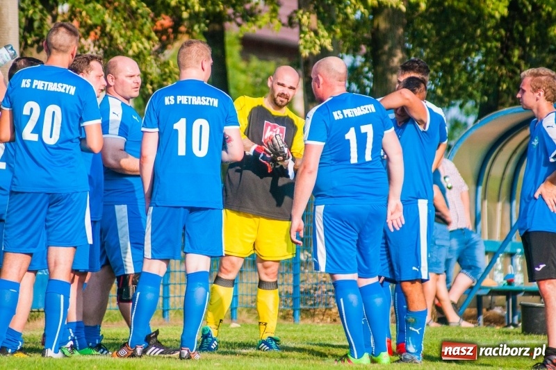 Zdjęcie w galerii na portalu naszraciborz.pl: Piłkarskie zmagania trampkarzy i seniorów, czyli sportowy festyn w Krzanowicach wiadomości z regionu