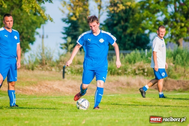 Zdjęcie w galerii na portalu naszraciborz.pl: Piłkarskie zmagania trampkarzy i seniorów, czyli sportowy festyn w Krzanowicach wiadomości z regionu
