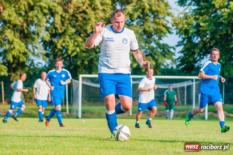 Zdjęcie w galerii na portalu naszraciborz.pl: Piłkarskie zmagania trampkarzy i seniorów, czyli sportowy festyn w Krzanowicach wiadomości z regionu