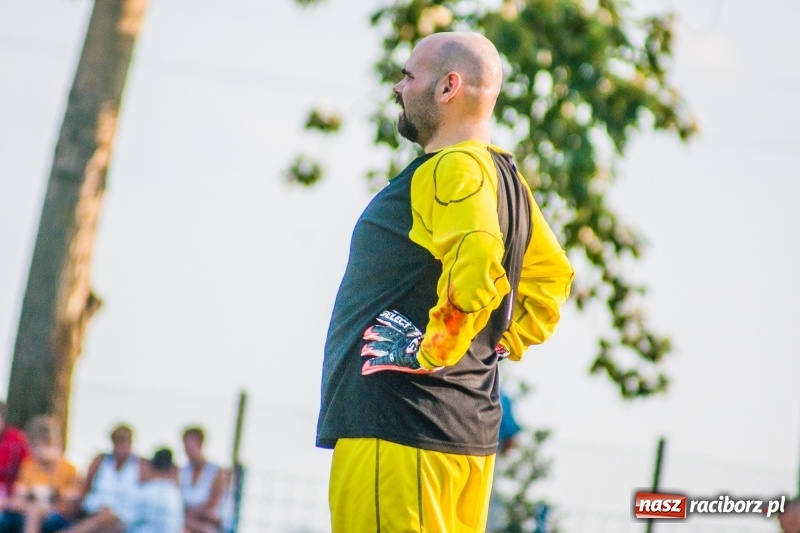 Zdjęcie w galerii na portalu naszraciborz.pl: Piłkarskie zmagania trampkarzy i seniorów, czyli sportowy festyn w Krzanowicach wiadomości z regionu