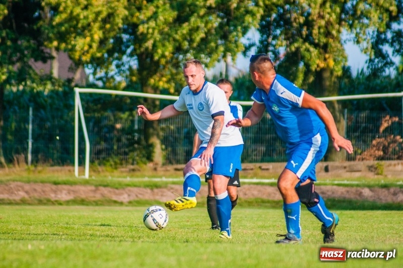 Zdjęcie w galerii na portalu naszraciborz.pl: Piłkarskie zmagania trampkarzy i seniorów, czyli sportowy festyn w Krzanowicach wiadomości z regionu