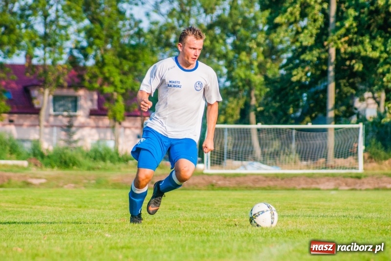 Zdjęcie w galerii na portalu naszraciborz.pl: Piłkarskie zmagania trampkarzy i seniorów, czyli sportowy festyn w Krzanowicach wiadomości z regionu