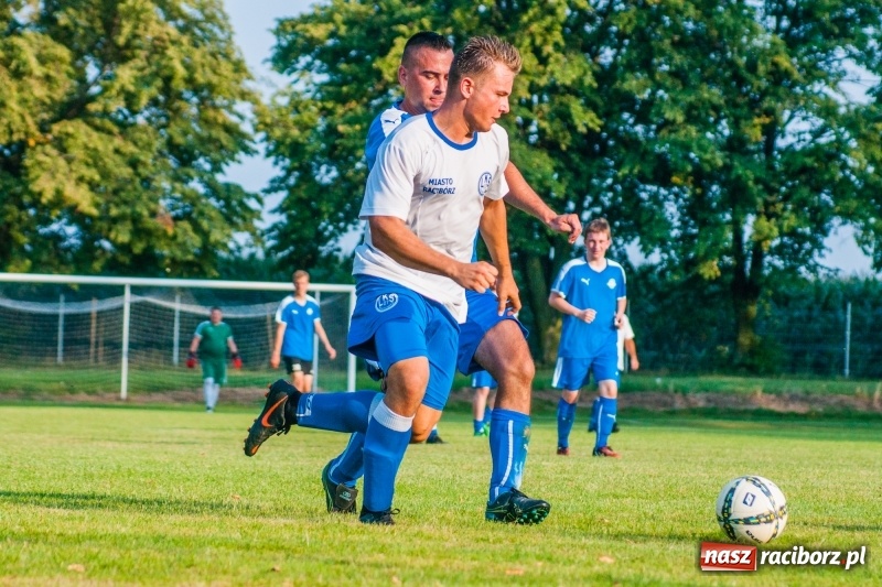 Zdjęcie w galerii na portalu naszraciborz.pl: Piłkarskie zmagania trampkarzy i seniorów, czyli sportowy festyn w Krzanowicach wiadomości z regionu