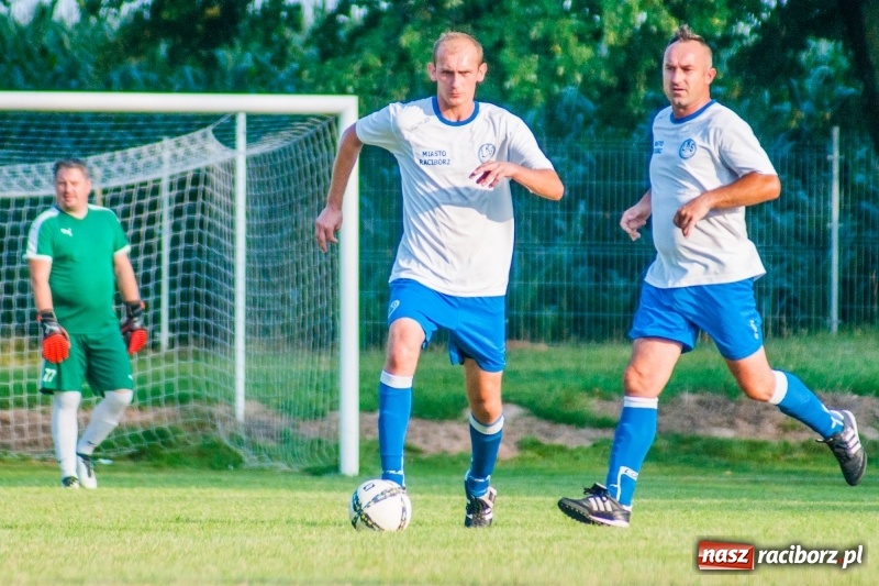 Zdjęcie w galerii na portalu naszraciborz.pl: Piłkarskie zmagania trampkarzy i seniorów, czyli sportowy festyn w Krzanowicach wiadomości z regionu