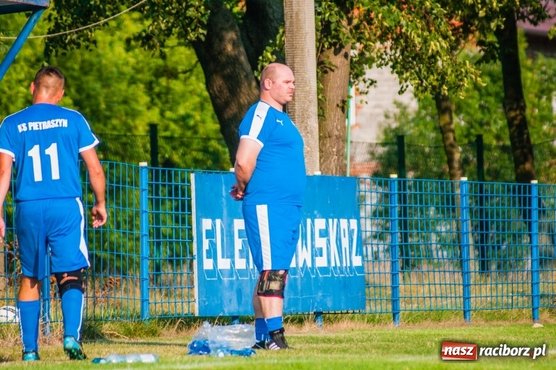 Zdjęcie w galerii na portalu naszraciborz.pl: Piłkarskie zmagania trampkarzy i seniorów, czyli sportowy festyn w Krzanowicach wiadomości z regionu