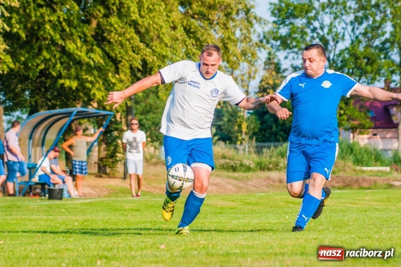 Zdjęcie w galerii na portalu naszraciborz.pl: Piłkarskie zmagania trampkarzy i seniorów, czyli sportowy festyn w Krzanowicach wiadomości z regionu