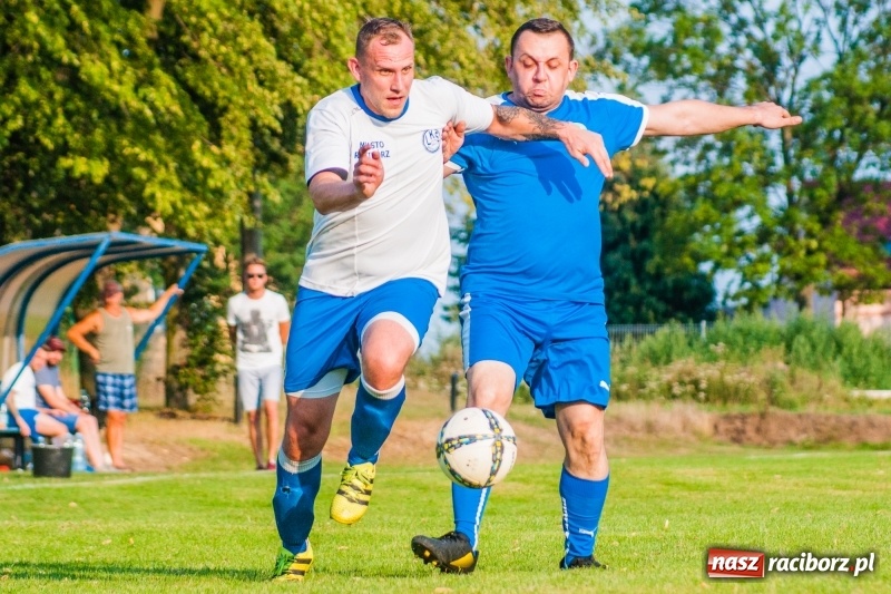 Zdjęcie w galerii na portalu naszraciborz.pl: Piłkarskie zmagania trampkarzy i seniorów, czyli sportowy festyn w Krzanowicach wiadomości z regionu