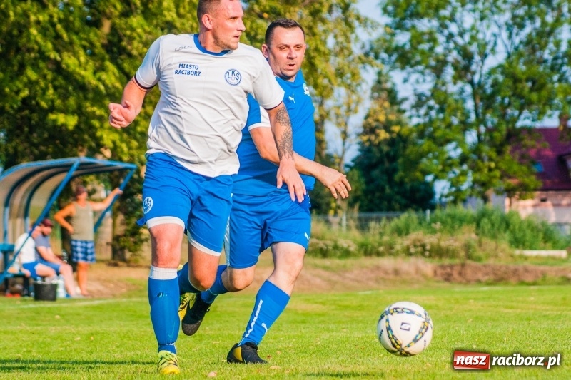 Zdjęcie w galerii na portalu naszraciborz.pl: Piłkarskie zmagania trampkarzy i seniorów, czyli sportowy festyn w Krzanowicach wiadomości z regionu