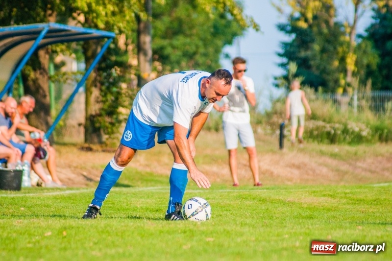 Zdjęcie w galerii na portalu naszraciborz.pl: Piłkarskie zmagania trampkarzy i seniorów, czyli sportowy festyn w Krzanowicach wiadomości z regionu