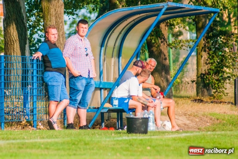 Zdjęcie w galerii na portalu naszraciborz.pl: Piłkarskie zmagania trampkarzy i seniorów, czyli sportowy festyn w Krzanowicach wiadomości z regionu