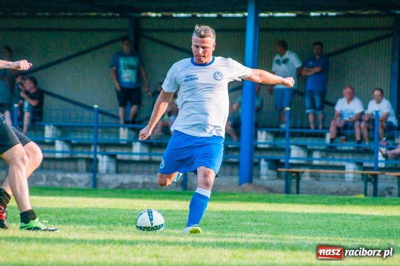 Zdjęcie w galerii na portalu naszraciborz.pl: Piłkarskie zmagania trampkarzy i seniorów, czyli sportowy festyn w Krzanowicach wiadomości z regionu