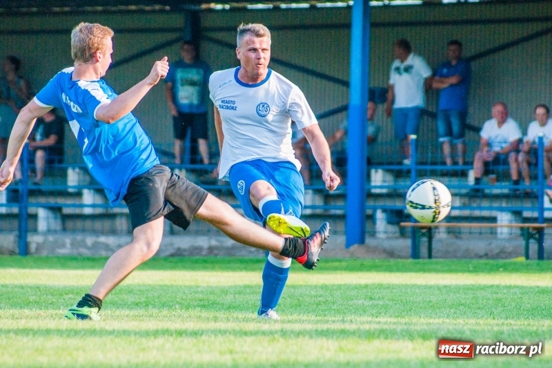 Zdjęcie w galerii na portalu naszraciborz.pl: Piłkarskie zmagania trampkarzy i seniorów, czyli sportowy festyn w Krzanowicach wiadomości z regionu