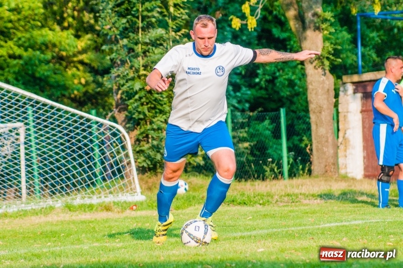 Zdjęcie w galerii na portalu naszraciborz.pl: Piłkarskie zmagania trampkarzy i seniorów, czyli sportowy festyn w Krzanowicach wiadomości z regionu