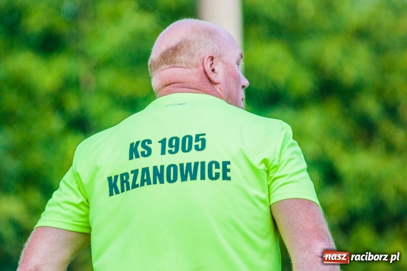 Zdjęcie w galerii na portalu naszraciborz.pl: Piłkarskie zmagania trampkarzy i seniorów, czyli sportowy festyn w Krzanowicach wiadomości z regionu