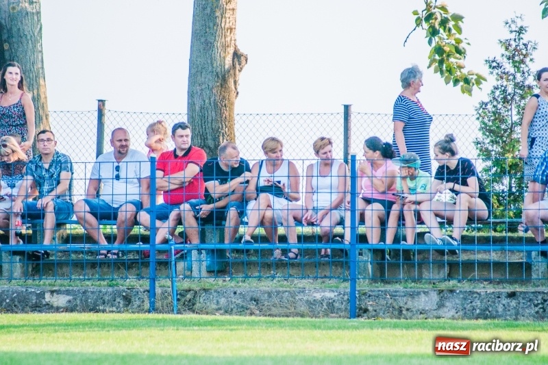 Zdjęcie w galerii na portalu naszraciborz.pl: Piłkarskie zmagania trampkarzy i seniorów, czyli sportowy festyn w Krzanowicach wiadomości z regionu