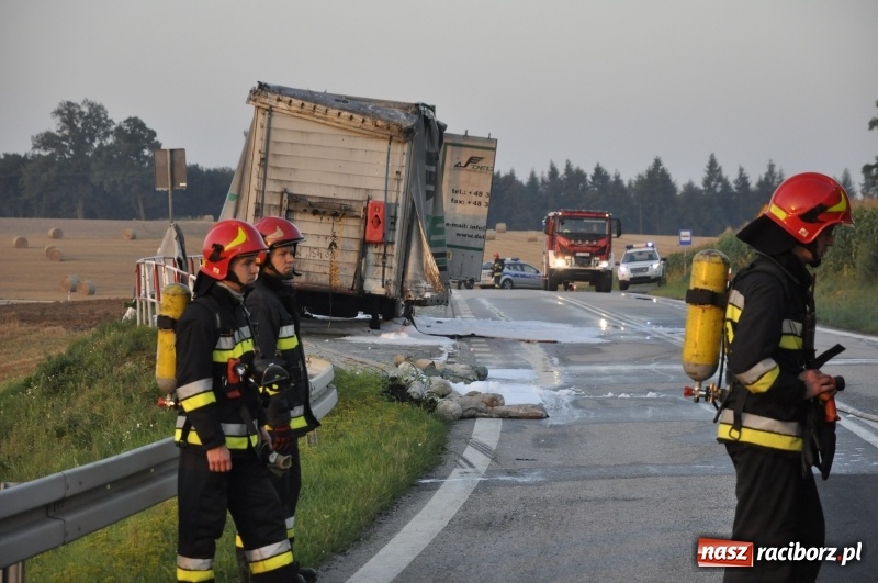 Zdjęcie w galerii na portalu naszraciborz.pl: Ponad pół miliona złotych strat w pożarze naczepy na DK 45  wiadomości z regionu