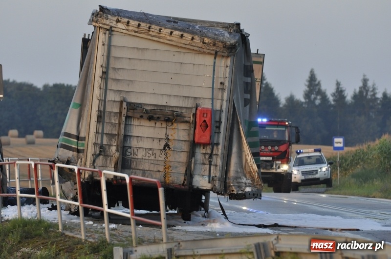 Zdjęcie w galerii na portalu naszraciborz.pl: Ponad pół miliona złotych strat w pożarze naczepy na DK 45  wiadomości z regionu