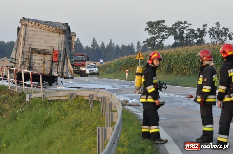 Zdjęcie w galerii na portalu naszraciborz.pl: Ponad pół miliona złotych strat w pożarze naczepy na DK 45  wiadomości z regionu