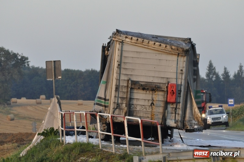 Zdjęcie w galerii na portalu naszraciborz.pl: Ponad pół miliona złotych strat w pożarze naczepy na DK 45  wiadomości z regionu