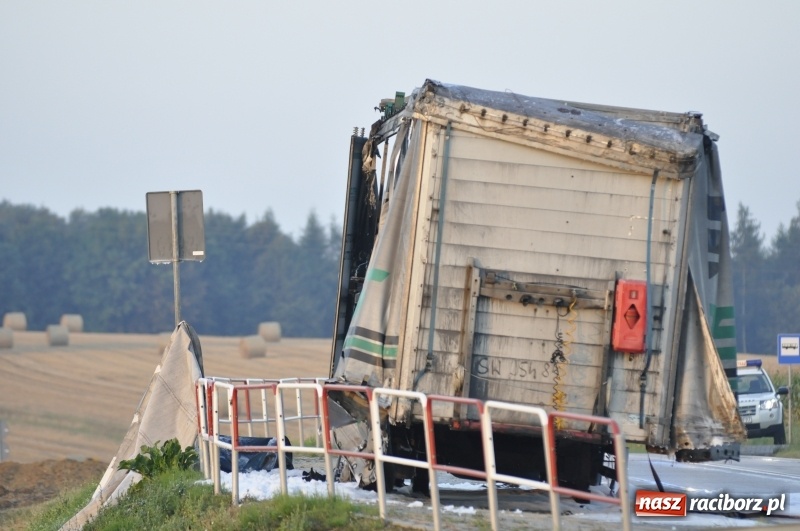 Zdjęcie w galerii na portalu naszraciborz.pl: Ponad pół miliona złotych strat w pożarze naczepy na DK 45  wiadomości z regionu