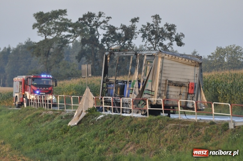 Zdjęcie w galerii na portalu naszraciborz.pl: Ponad pół miliona złotych strat w pożarze naczepy na DK 45  wiadomości z regionu