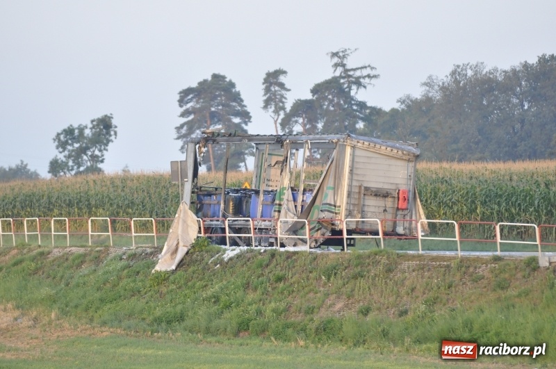 Zdjęcie w galerii na portalu naszraciborz.pl: Ponad pół miliona złotych strat w pożarze naczepy na DK 45  wiadomości z regionu