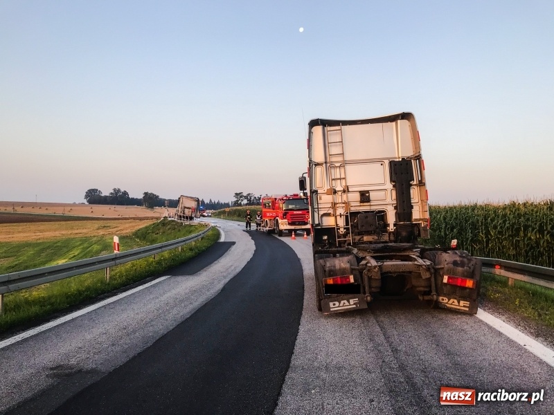 Zdjęcie w galerii na portalu naszraciborz.pl: Ponad pół miliona złotych strat w pożarze naczepy na DK 45  wiadomości z regionu