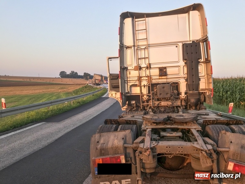 Zdjęcie w galerii na portalu naszraciborz.pl: Ponad pół miliona złotych strat w pożarze naczepy na DK 45  wiadomości z regionu