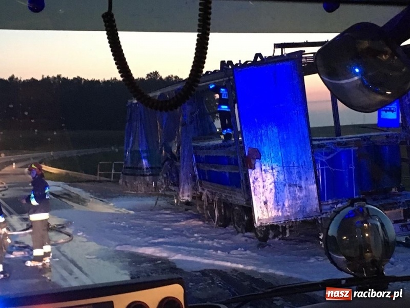 Zdjęcie w galerii na portalu naszraciborz.pl: Ponad pół miliona złotych strat w pożarze naczepy na DK 45  wiadomości z regionu