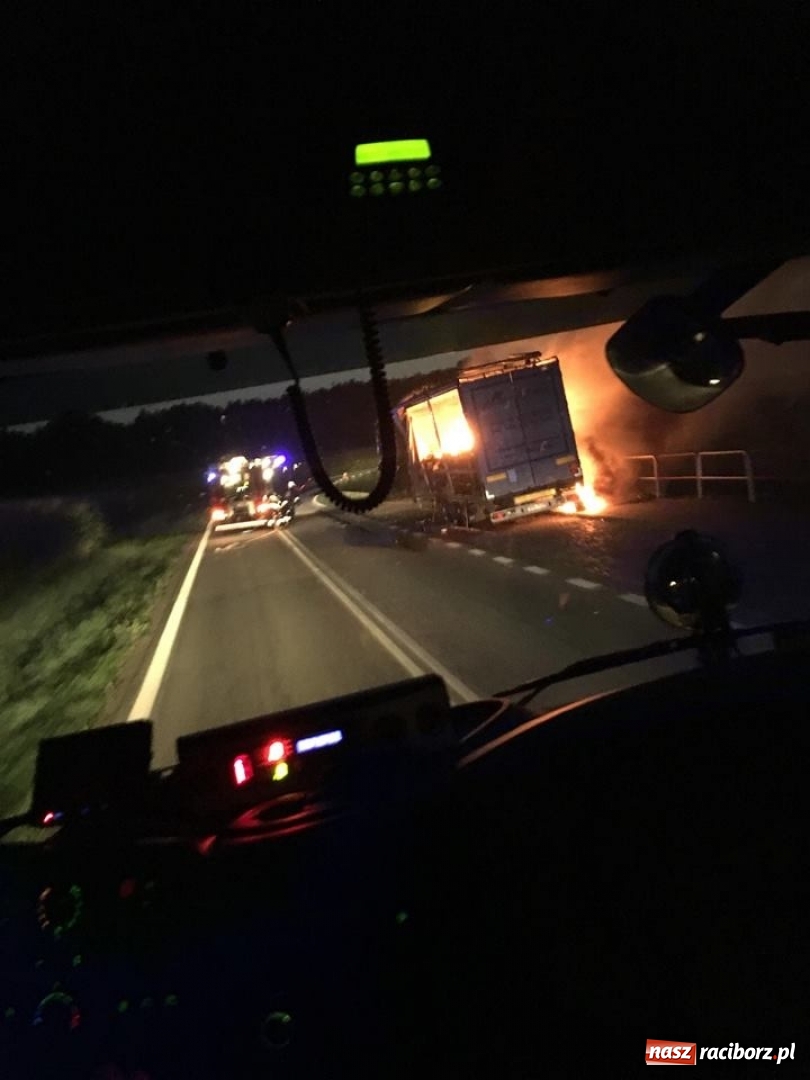 Zdjęcie w galerii na portalu naszraciborz.pl: Ponad pół miliona złotych strat w pożarze naczepy na DK 45  wiadomości z regionu