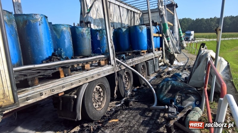 Zdjęcie w galerii na portalu naszraciborz.pl: Ponad pół miliona złotych strat w pożarze naczepy na DK 45  wiadomości z regionu