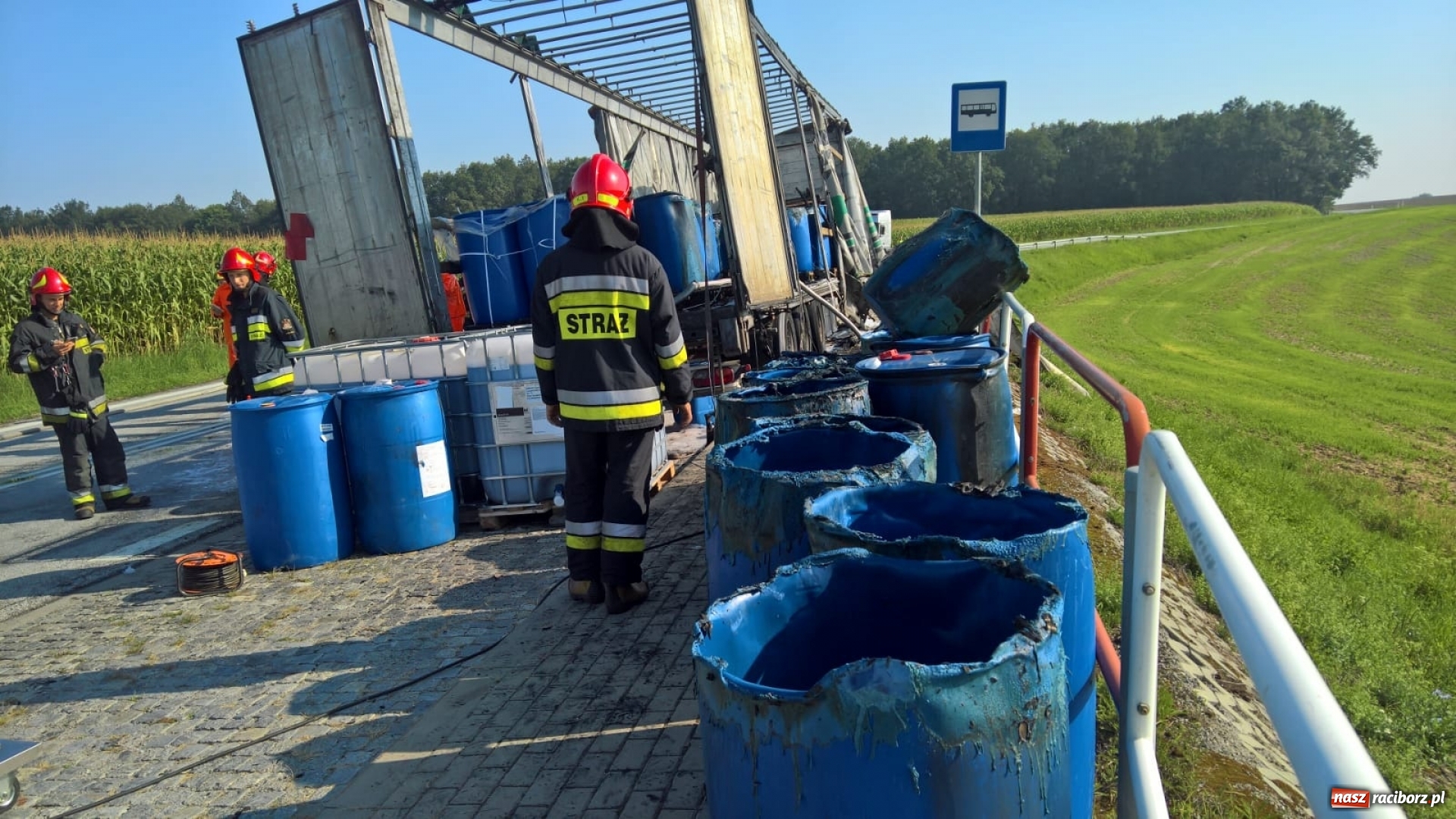 Zdjęcie w galerii na portalu naszraciborz.pl: Właściciel przyczepy z chemikaliami nie usunął jej z Szonowic  wiadomości z regionu