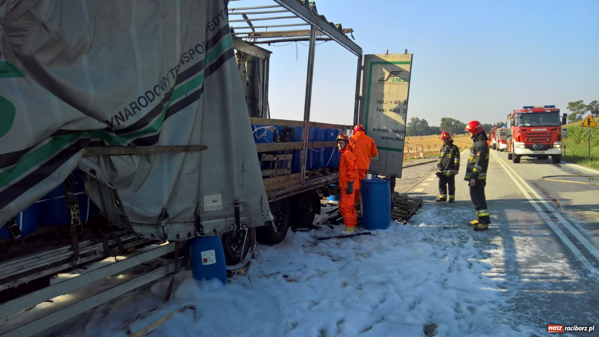 Zdjęcie w galerii na portalu naszraciborz.pl: Właściciel przyczepy z chemikaliami nie usunął jej z Szonowic  wiadomości z regionu