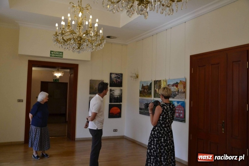 Zdjęcie w galerii na portalu naszraciborz.pl: Barwy i kształty dzieciństwa oraz Taki pejzaż – wernisaż wystawy na Zamku Piastowskim  wiadomości z regionu