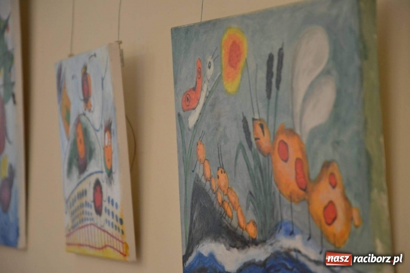Zdjęcie w galerii na portalu naszraciborz.pl: Barwy i kształty dzieciństwa oraz Taki pejzaż – wernisaż wystawy na Zamku Piastowskim  wiadomości z regionu