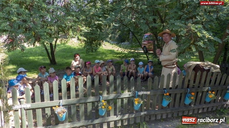 Zdjęcie w galerii na portalu naszraciborz.pl: Uff - jak gorąco! Lato z Biblioteką z wizytą w Stacyjkowie wiadomości z regionu