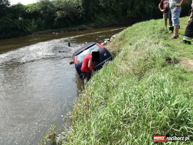Zdjęcie w galerii na portalu naszraciborz.pl: Pechowe wędkowanie. Ford stoczył się do Rudy w Turzu  wiadomości z regionu
