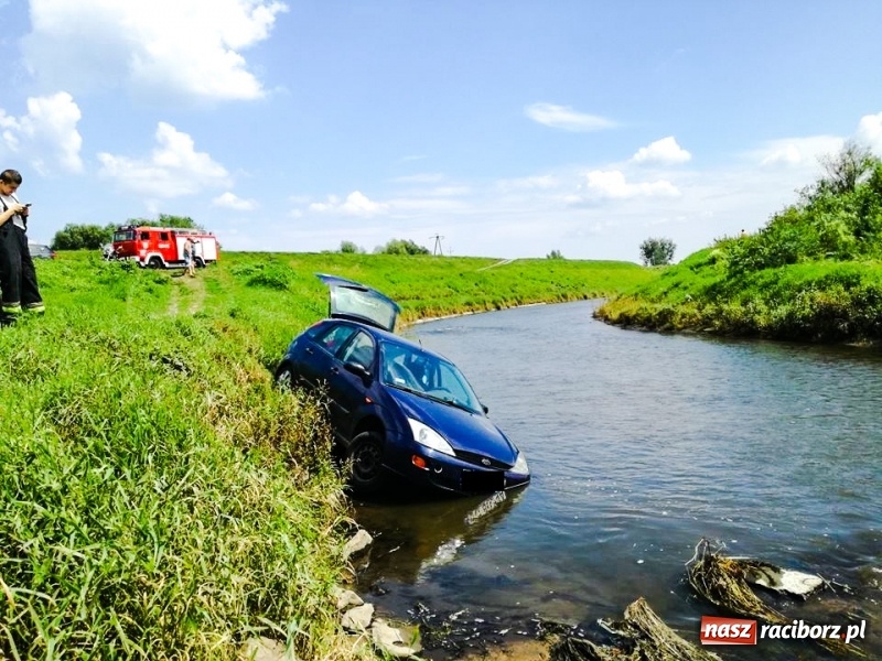 Zdjęcie w galerii na portalu naszraciborz.pl: Pechowe wędkowanie. Ford stoczył się do Rudy w Turzu  wiadomości z regionu