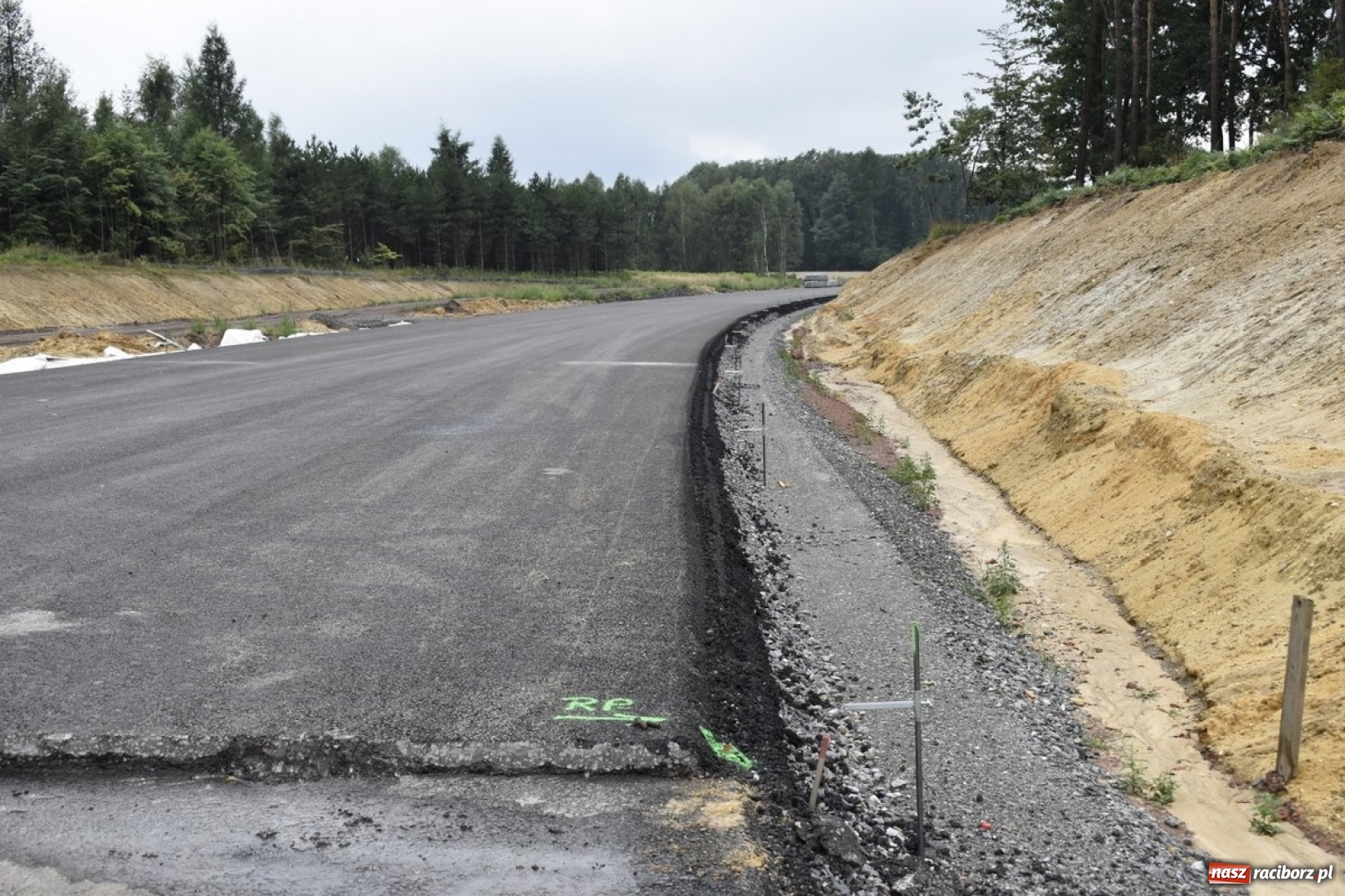 Zdjęcie w galerii na portalu naszraciborz.pl: Gotowy jest pierwszy kilometr drogi Racibórz-Pszczyna wiadomości z regionu
