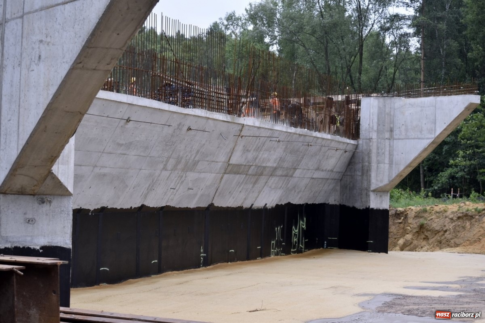 Zdjęcie w galerii na portalu naszraciborz.pl: Gotowy jest pierwszy kilometr drogi Racibórz-Pszczyna wiadomości z regionu