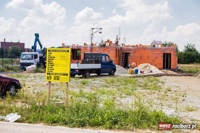 Zdjęcie w galerii na portalu naszraciborz.pl: W strefie gospodarczej przy Bartka Lasoty trwa już budowa hal i magazynów  wiadomości z regionu