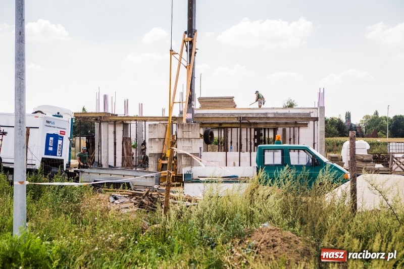 Zdjęcie w galerii na portalu naszraciborz.pl: W strefie gospodarczej przy Bartka Lasoty trwa już budowa hal i magazynów  wiadomości z regionu