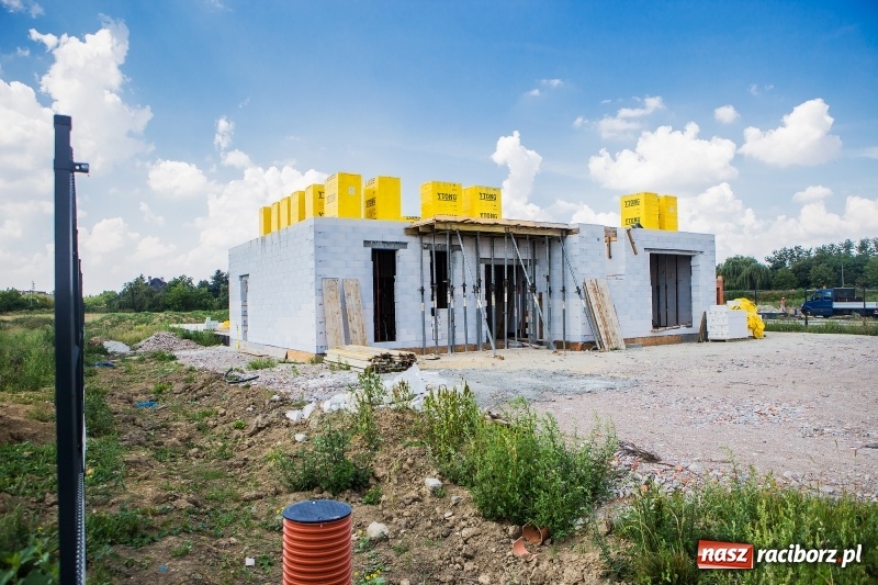 Zdjęcie w galerii na portalu naszraciborz.pl: W strefie gospodarczej przy Bartka Lasoty trwa już budowa hal i magazynów  wiadomości z regionu