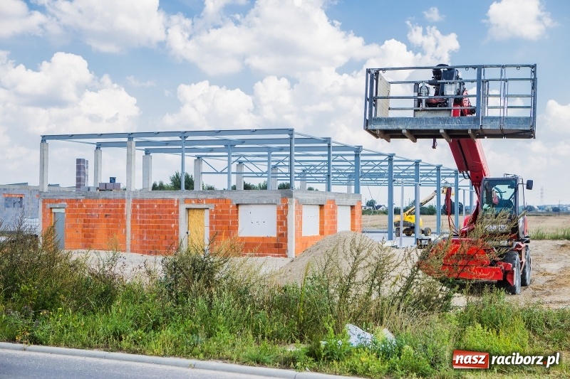 Zdjęcie w galerii na portalu naszraciborz.pl: W strefie gospodarczej przy Bartka Lasoty trwa już budowa hal i magazynów  wiadomości z regionu