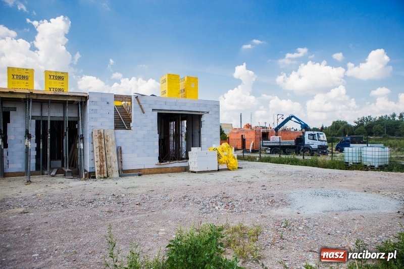 Zdjęcie w galerii na portalu naszraciborz.pl: W strefie gospodarczej przy Bartka Lasoty trwa już budowa hal i magazynów  wiadomości z regionu