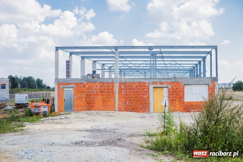 Zdjęcie w galerii na portalu naszraciborz.pl: W strefie gospodarczej przy Bartka Lasoty trwa już budowa hal i magazynów  wiadomości z regionu