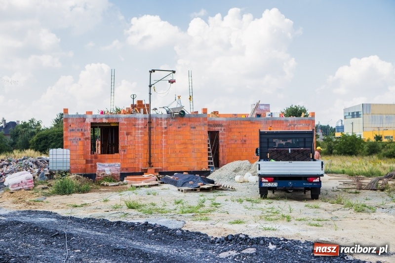Zdjęcie w galerii na portalu naszraciborz.pl: W strefie gospodarczej przy Bartka Lasoty trwa już budowa hal i magazynów  wiadomości z regionu